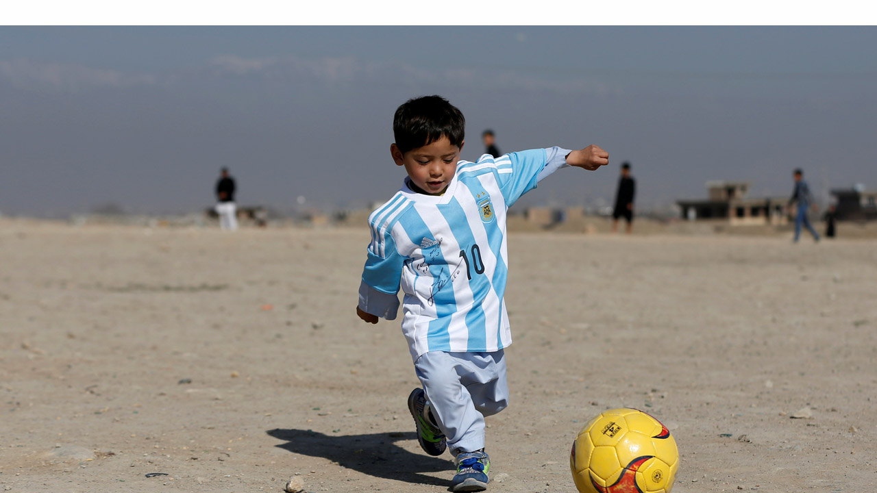 Murtaza Ahmadi es el niño que causó sensación tras la publicación de una foto suya con una camiseta de plástico que llevaba el nombre y número de Lionel escrito con marcador