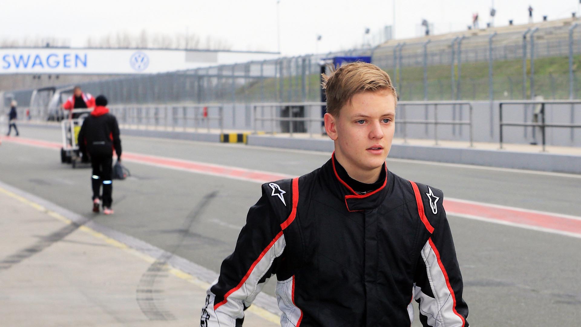 Mick, de 18 años, competirá en 10 carreras asegurando que su padre, siete veces campeón de la Fórmula 1, es su ejemplo
