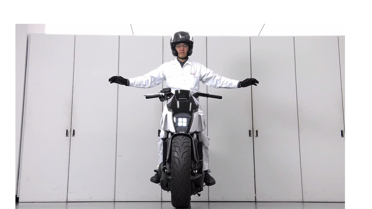 La firma presentó Riding Assist, un sistema diseñado para las motocicletas de la marca que permite que estas se mantengan en equilibrio y se mueva por sí solas
