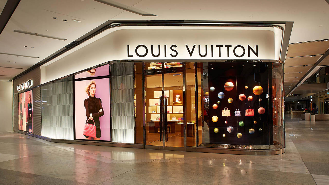 El grupo LVMH, dueño de firmas como Givenchy, Louis Vuitton y Fendi, registró un record de 4 mill millones de euros y otros 37 mil 600 millones de euros en ventas