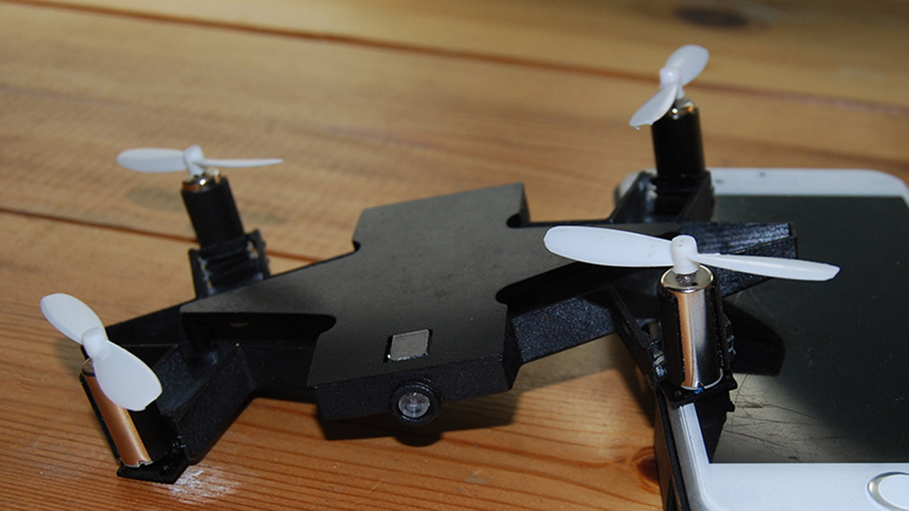 Se trata de un drone plegable equipado con una cámara capaz de capturar autorretratos mientras esta en vuelo a través del smartphone