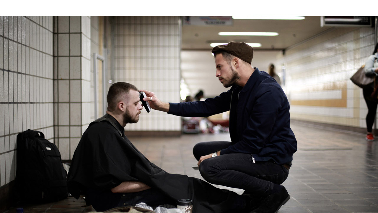 Josh Coombes es un peluquero que reside en Londres y en sus calles, se pasea para ayudar a personas sin hogar a recuperar su autoestima con un nuevo look