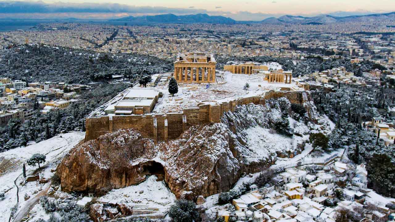 Una fuerte nevada cubrió todos los rincones de la capital griega, incluyendo el Partenón
