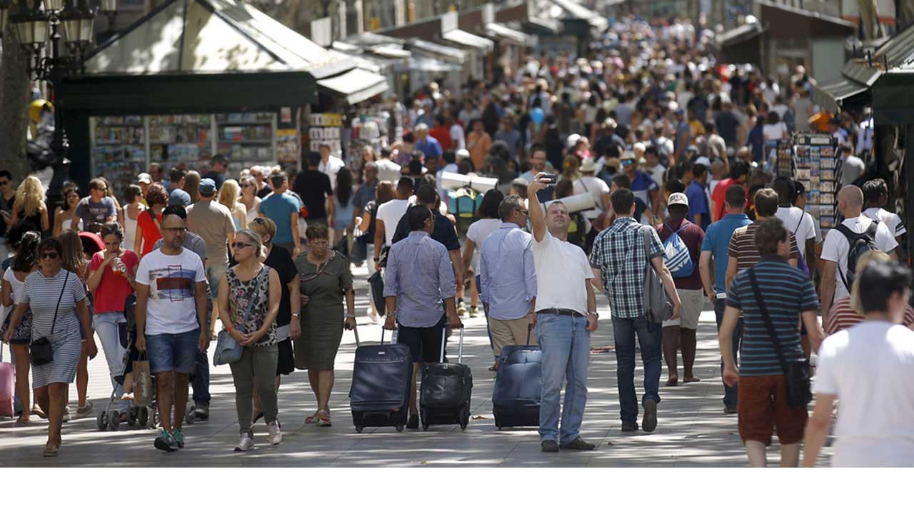 Por primera vez en su historia el país europeo alcanzó el máximo nivel de turistas en 2016 al registrar 75,3 millones de visitas internacionales, con mayor impacto en Cataluña