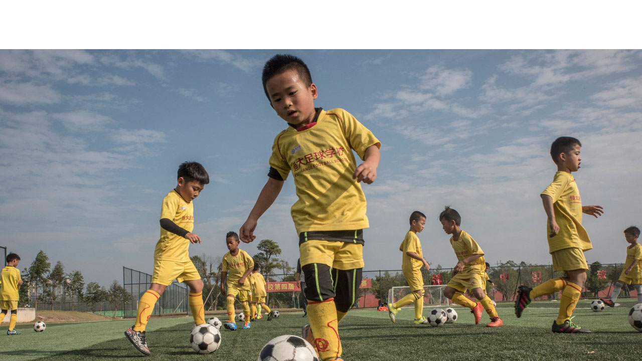 El Gobierno de Pekín dio a conocer un plan para la construcción de 50 mil escuelas de fútbol con el objetivo de convertir el país en potencia mundial del deporte