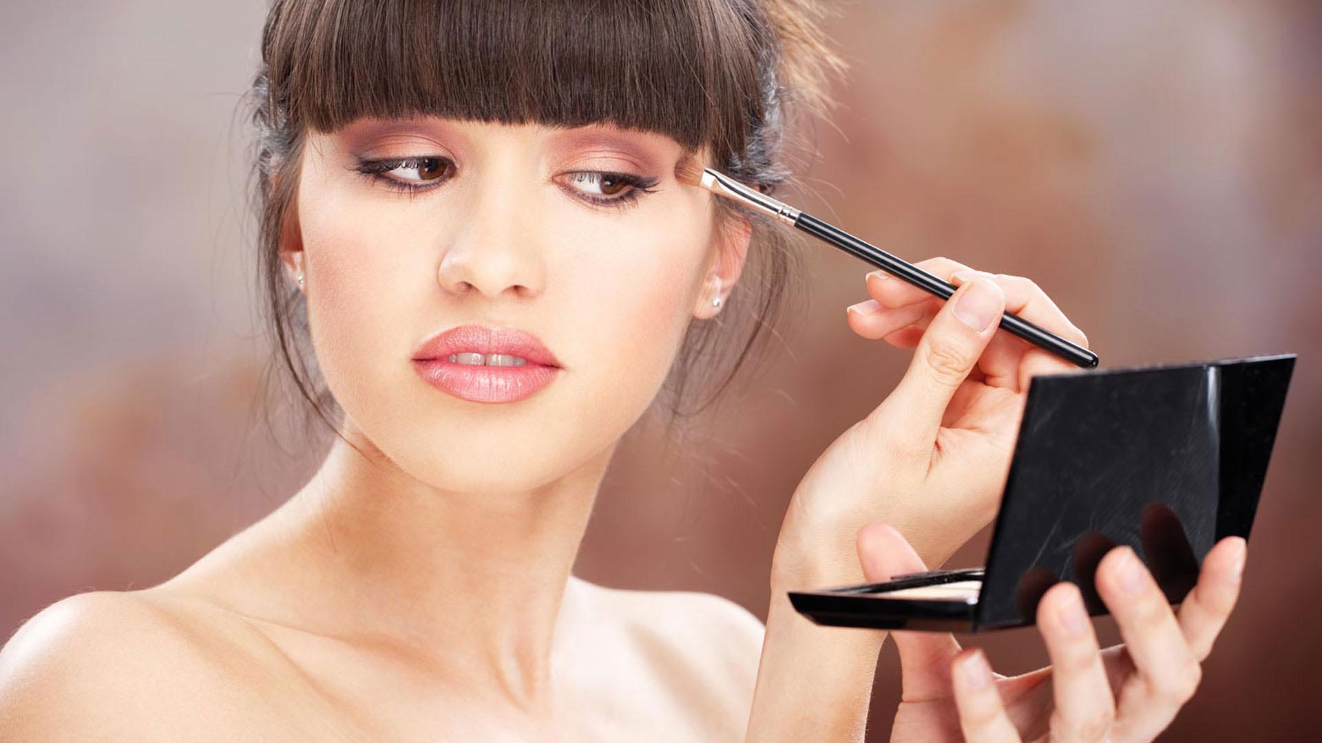 Lo que creemos que ahorramos comprando maquillaje económico podría costarnos más en tratamientos dermatológicos