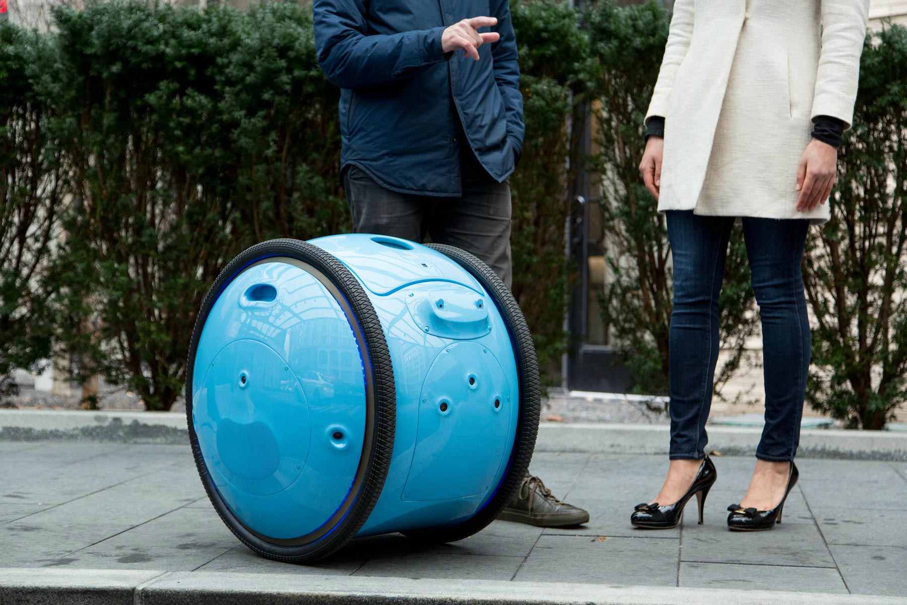 Se trata de un robot inteligente capaz de transportar los objetos ligeros de la persona mientras estas se desplazan