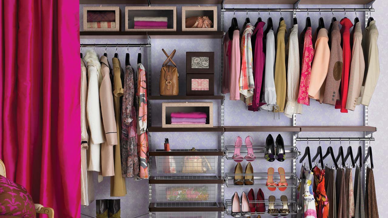 Elegir tus prendas de forma más eficiente será más fácil con un espacio organizado