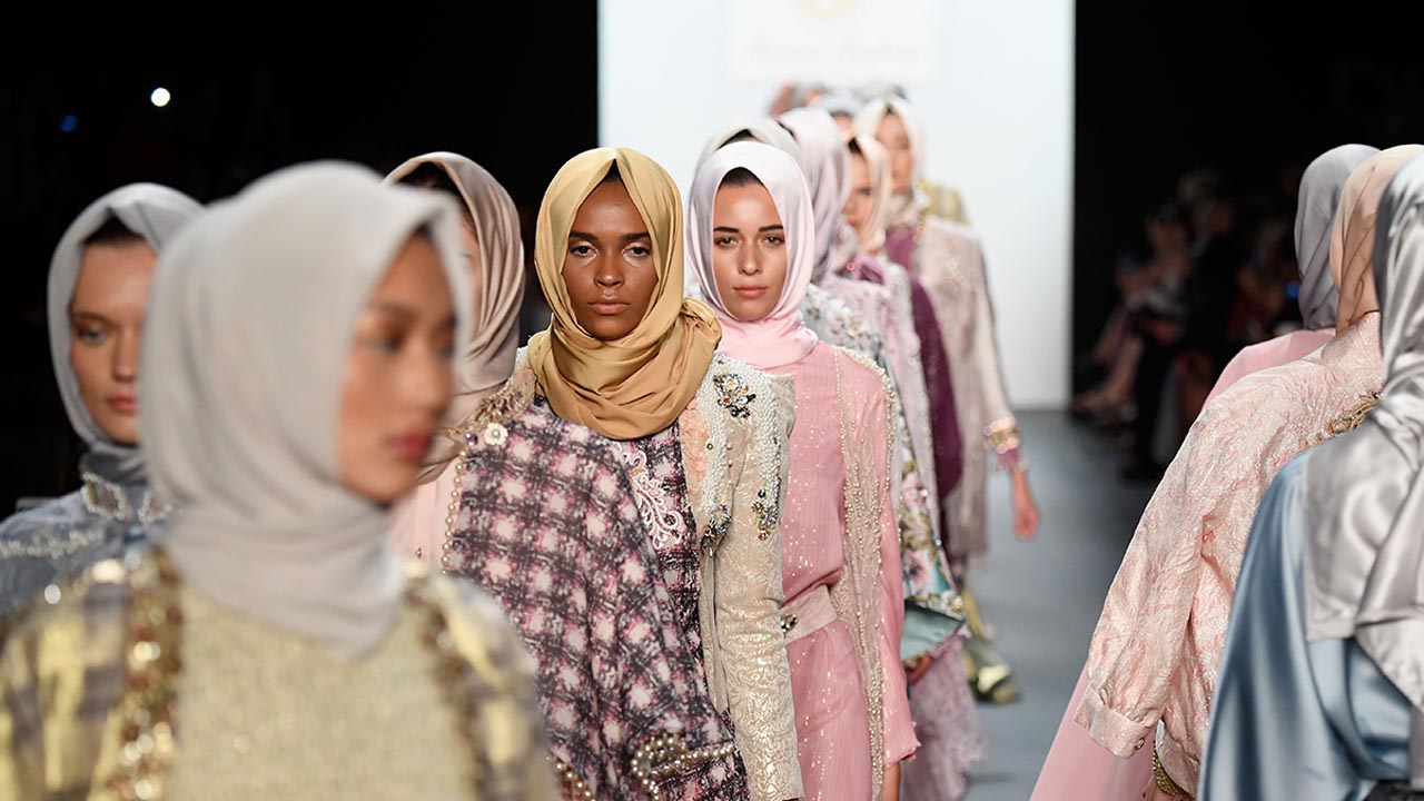 Políticos debaten el derecho de las musulmanas a cubrirse y las marcas adaptan su ropa para ellas