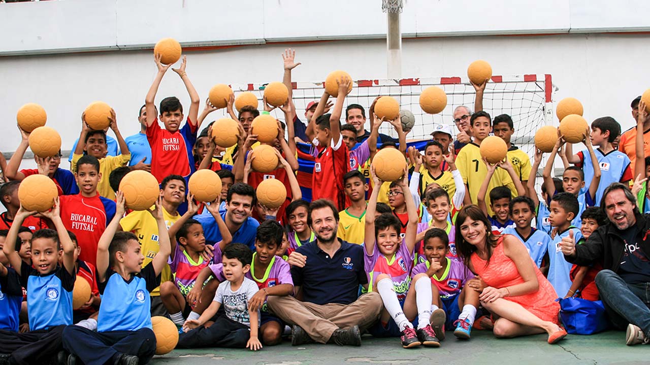 El alcalde Ramón Muchacho donó 200 balones