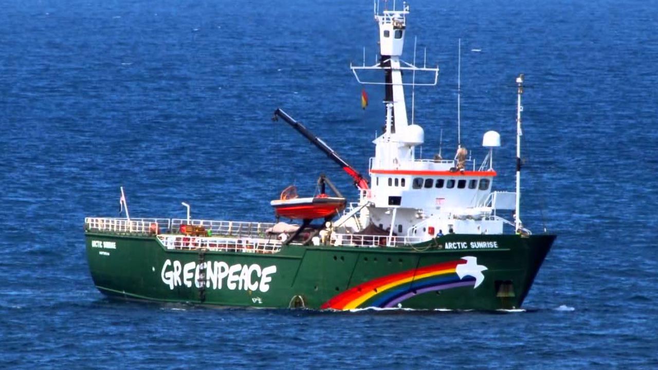 "Rainbow Warrior" es el barco que homenajea a esta gente