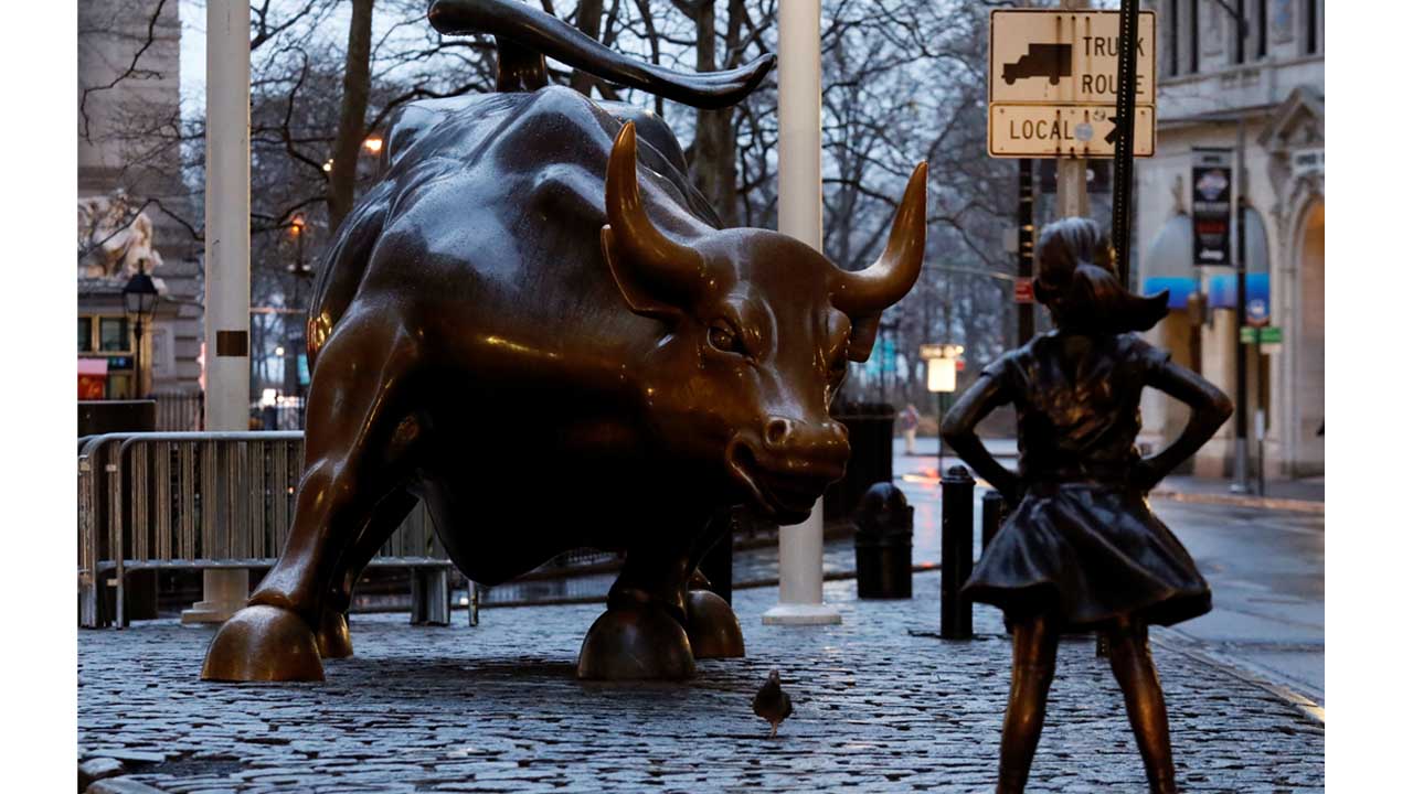 La estatua fue colocada justo al frente del Toro de Wall Street, en Nueva York, como protesta contra la desigualdad en el ámbito laboral