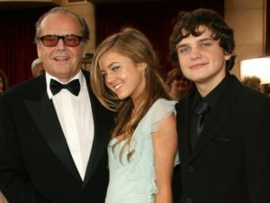 Nicholson con dos de sus cinco hijos