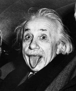 Einstein se encontraba cansado y decidió no reír sino mostrar su lengua a la prensa, la misma se hizo viral 