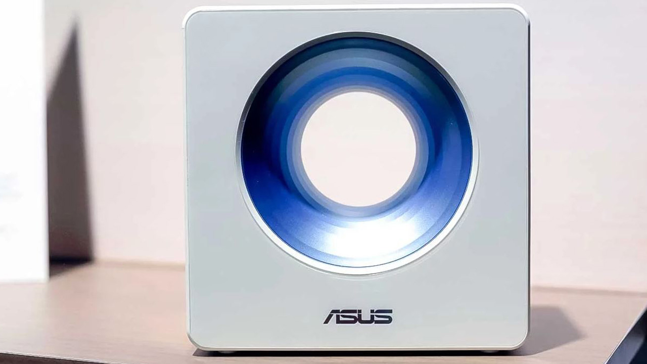 La firma taiwanesa Asus presentó su nuevo router cuyo diseño cuenta con un agujero en su centro que sirve para mejorar la conexion de los usuarios
