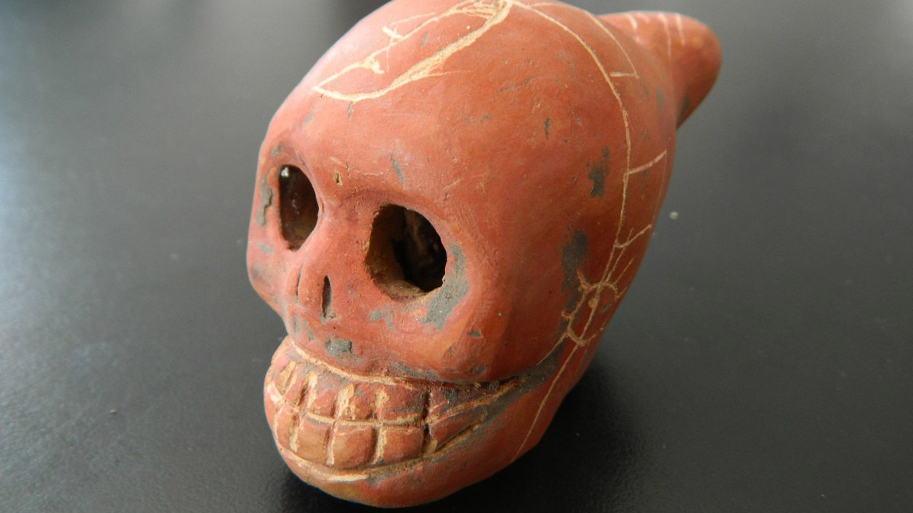 La pieza arqueológica en forma de calavera produce un tétrico sonido similar a un aullido humano que deja a más de uno aterrorizado al escucharlo