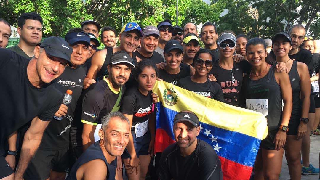 Los participantes deben asistir vistiendo franelas de color amarillo, azul o rojo