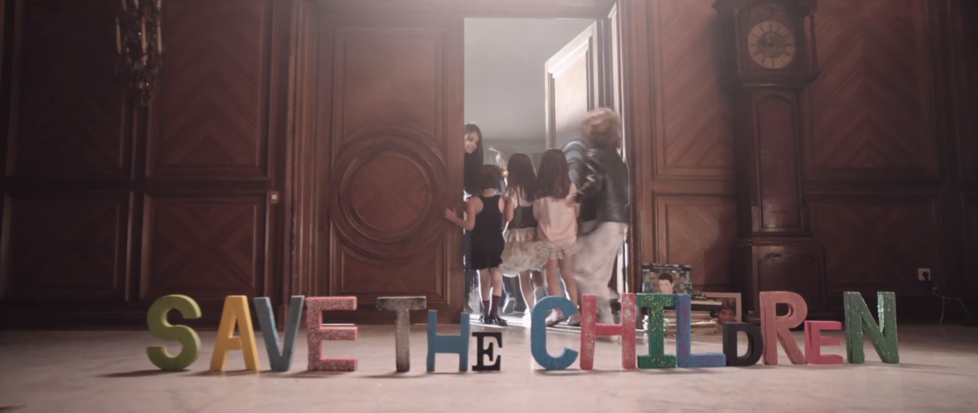 Con el video de la nueva versión de "Y si fuera ella", el madrileño lucha contra la desnutrición acompañado de 17 grandes artistas que dan voz a un éxito de 20 años