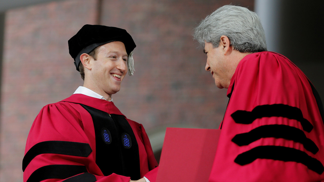 El fundador de Facebook regresó esta semana a su alma mater para, luego de 12 años, recibir su título universitario y además una mención honorífica