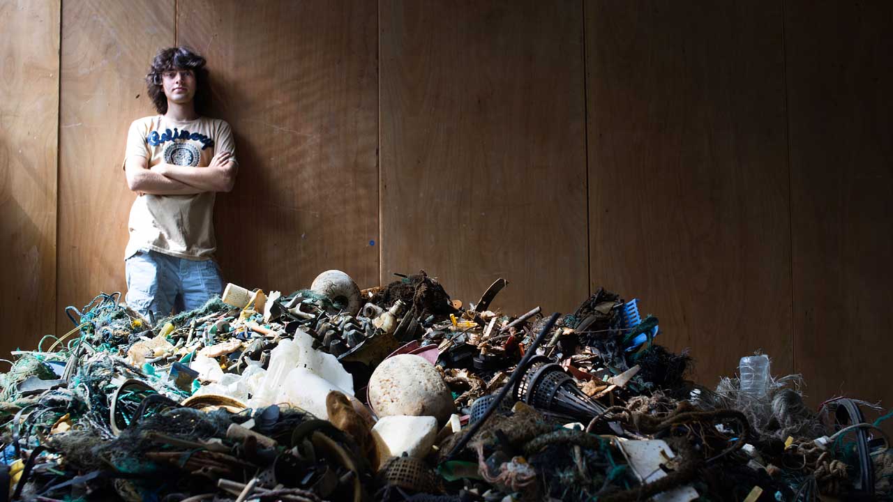 Boyan Slant, es el CEO de Ocean Cleanup, una compañía que propuso crear una barrera artificial para recoger los desperdicios