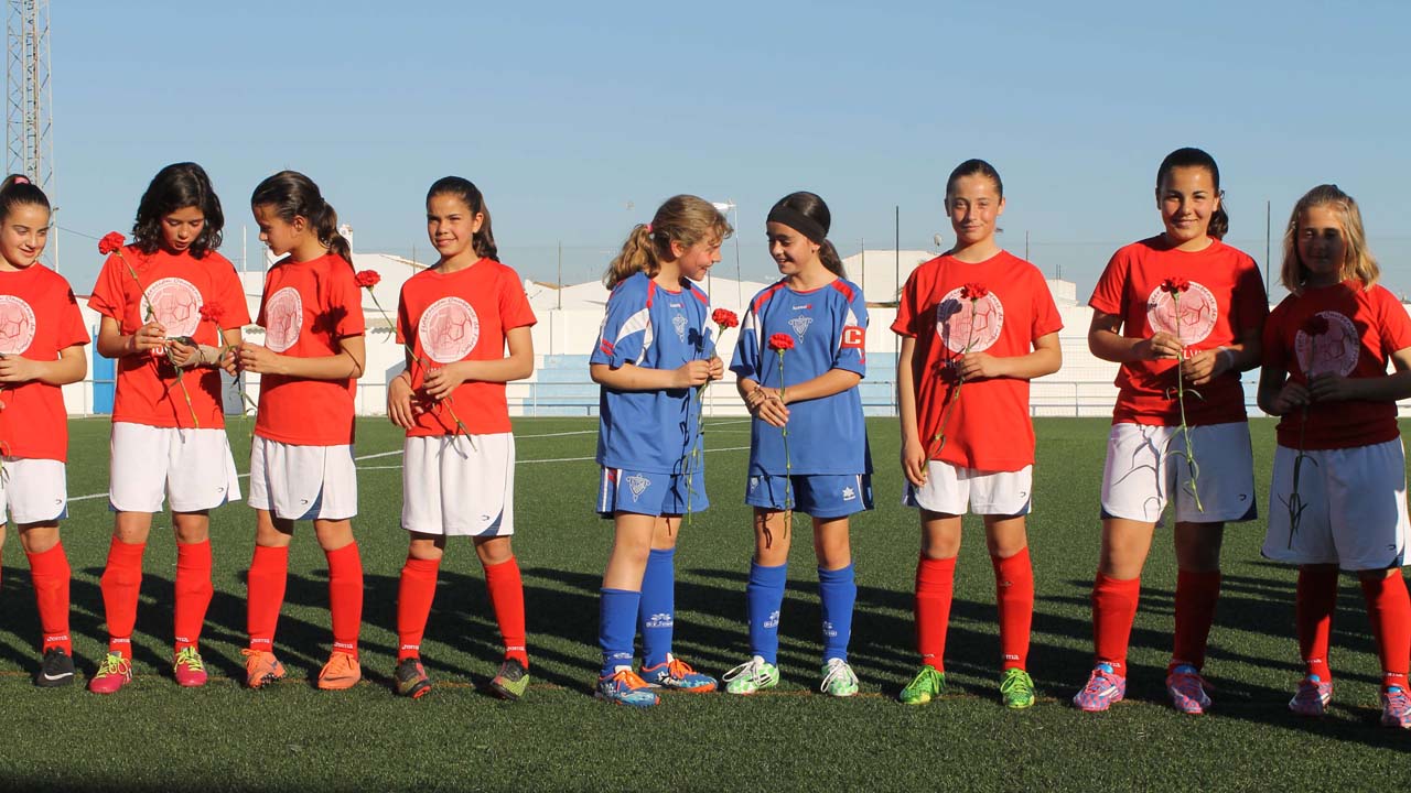 "Together#WePlayStrong" es una iniciativa que busca que las niñas y mujeres de Europa practiquen el deporte