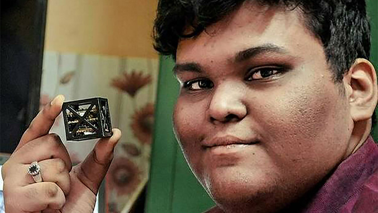 El joven indio Rifath Shaarook, de 18 años ha logrado desarrollar un mini-satélite que apenas pesa 64 gramos