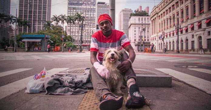 Un hombre en Brasil puso fin a su adicción al crack después de rescatar un canino que encontró abandonado en una caja