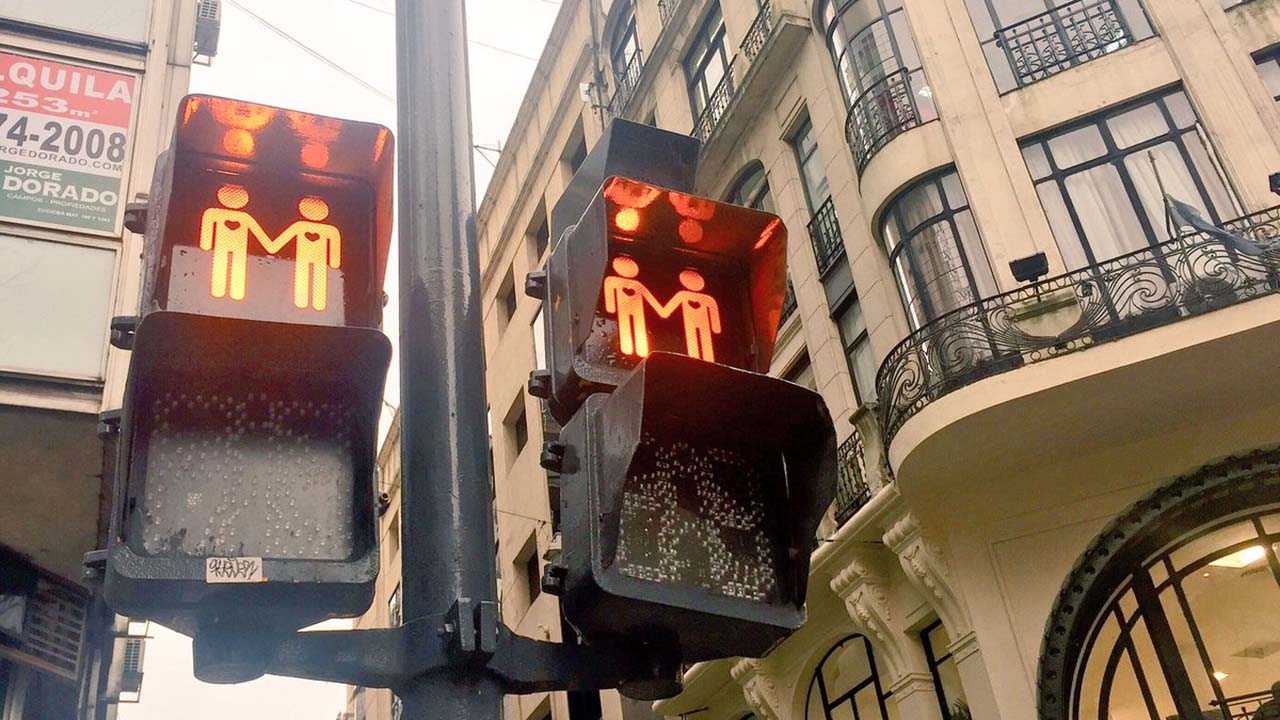 La alcaldesa, Manuela Carmen, anunció la instalacion de la renovacion de estas señalizaciones incluyendo las figuras de parejas mixtas y del mismo sexo en cada lente