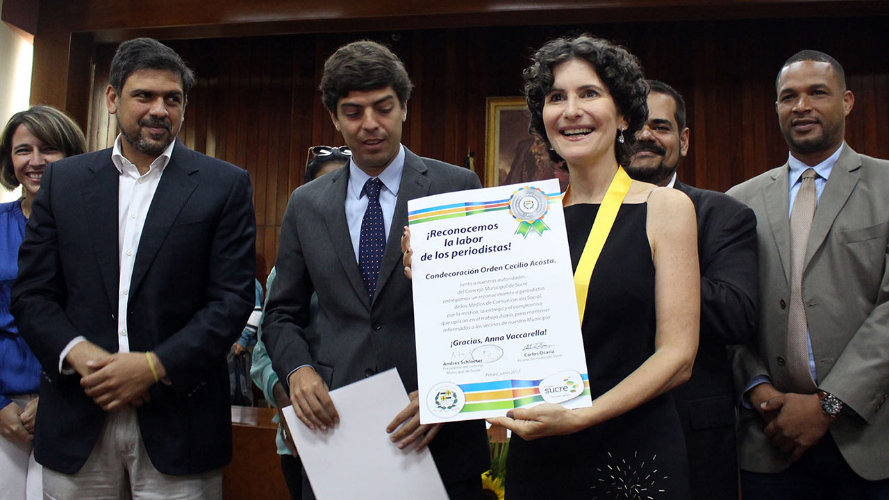El alcalde del municipio Sucre hizo entrega de la Orden Cecilio Acosta y otros reconomientos a varios periodistas