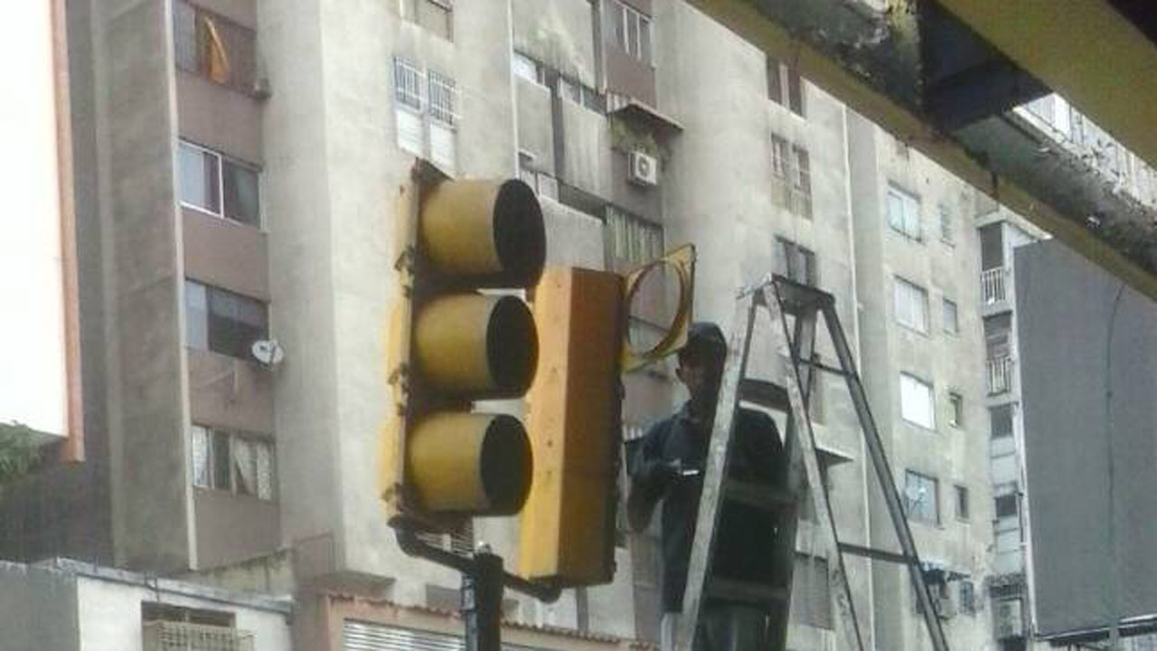 El equipo de Transporte Sucre está encargado de la obra en una semáforo de la avenida Francisco Miranda