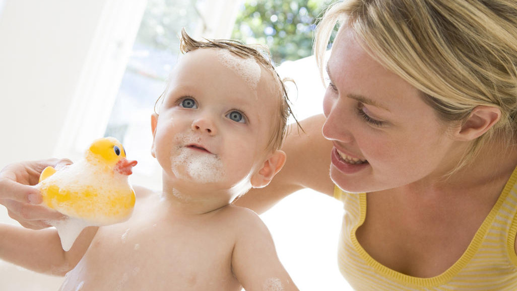 Expertos afirman que el exceso de baños puede traer consecuencias negativas para la salud del bebé