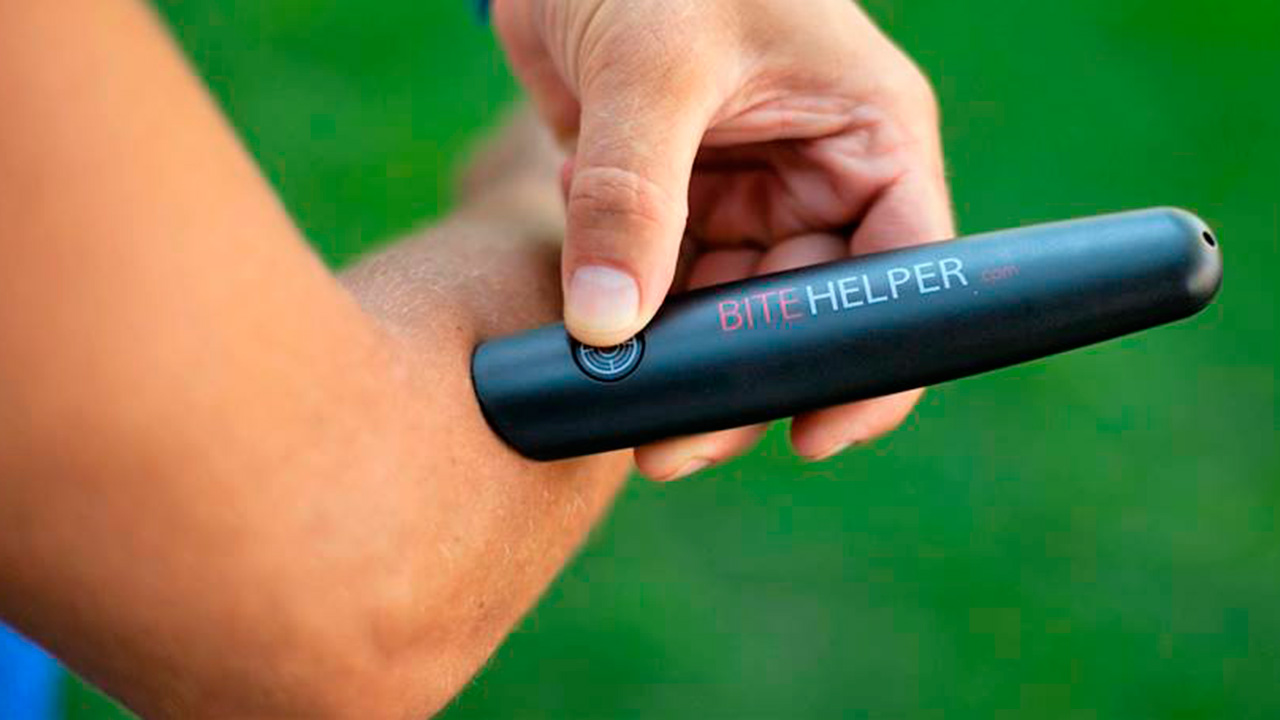 El aparato llamado Bite Helper ataca la saliva que inyectan los mosquitos contrarrestando sus efectos negativos