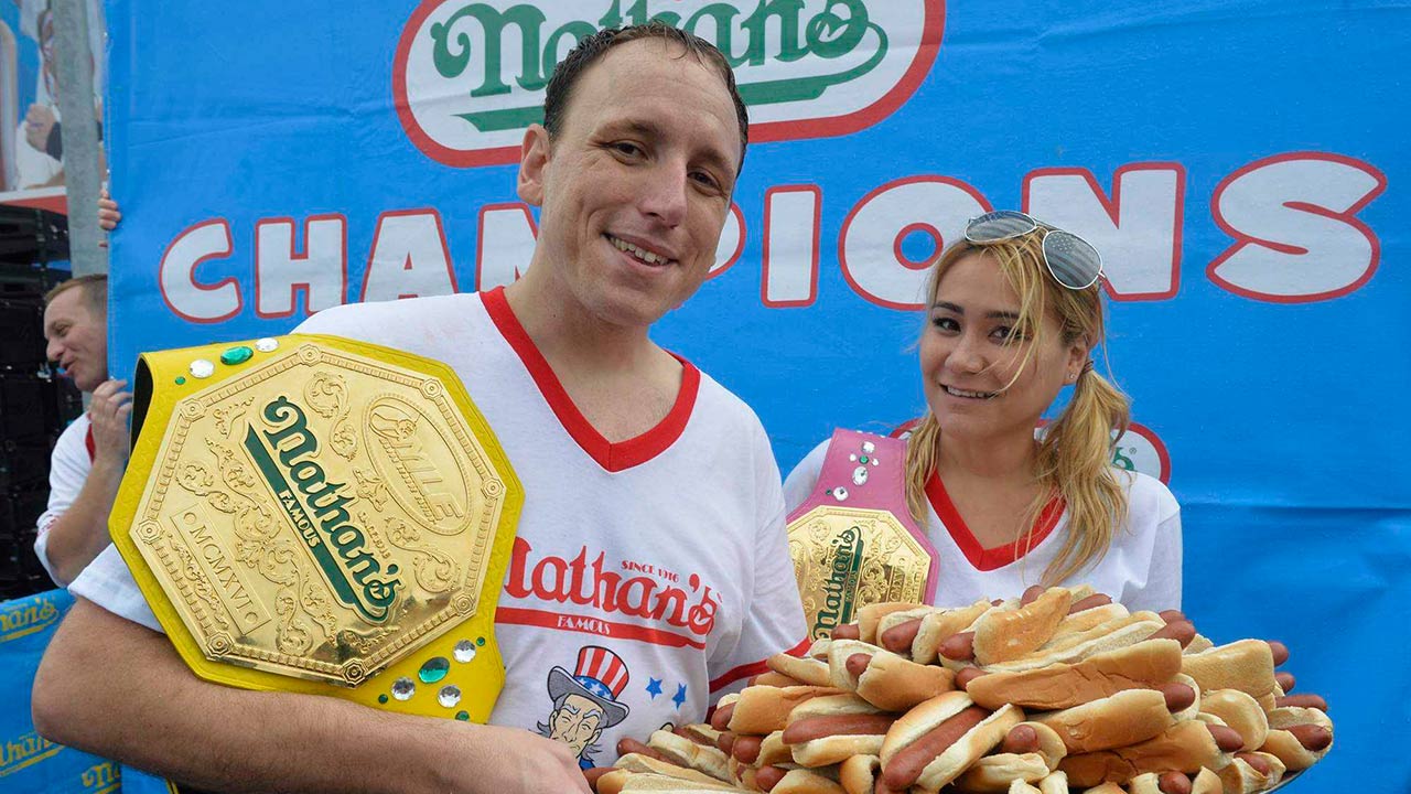 El campeón defensor del concurso de comer más perros calientes Joey Chestnut, batió su propio récord en 10 minutos