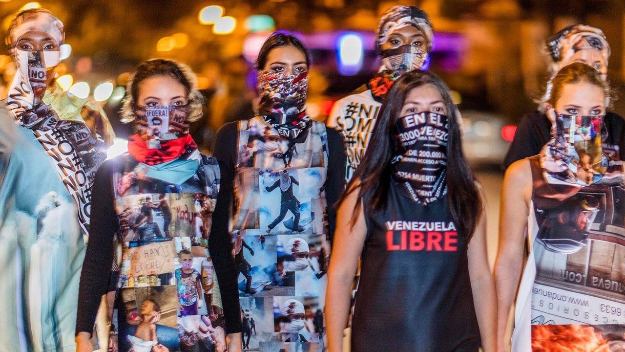 La modista Lisú Vega inspiró una línea de ropa con diseños que emulan a los jóvenes que encabezan las protestas antigubernamentales en Venezuela