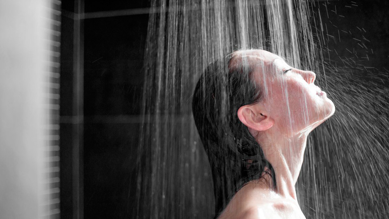 Entre los tantos aportes de una ducha fría destaca que alerta el sistema inmunologico y mejora la respiracion