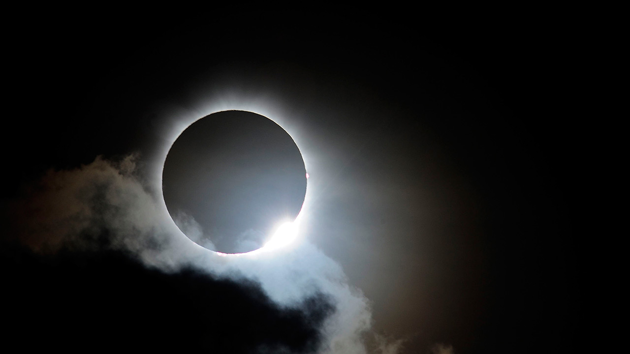 El primer fenómeno del año será el eclipse parcial de Sol los días 5 y 6 de enero
