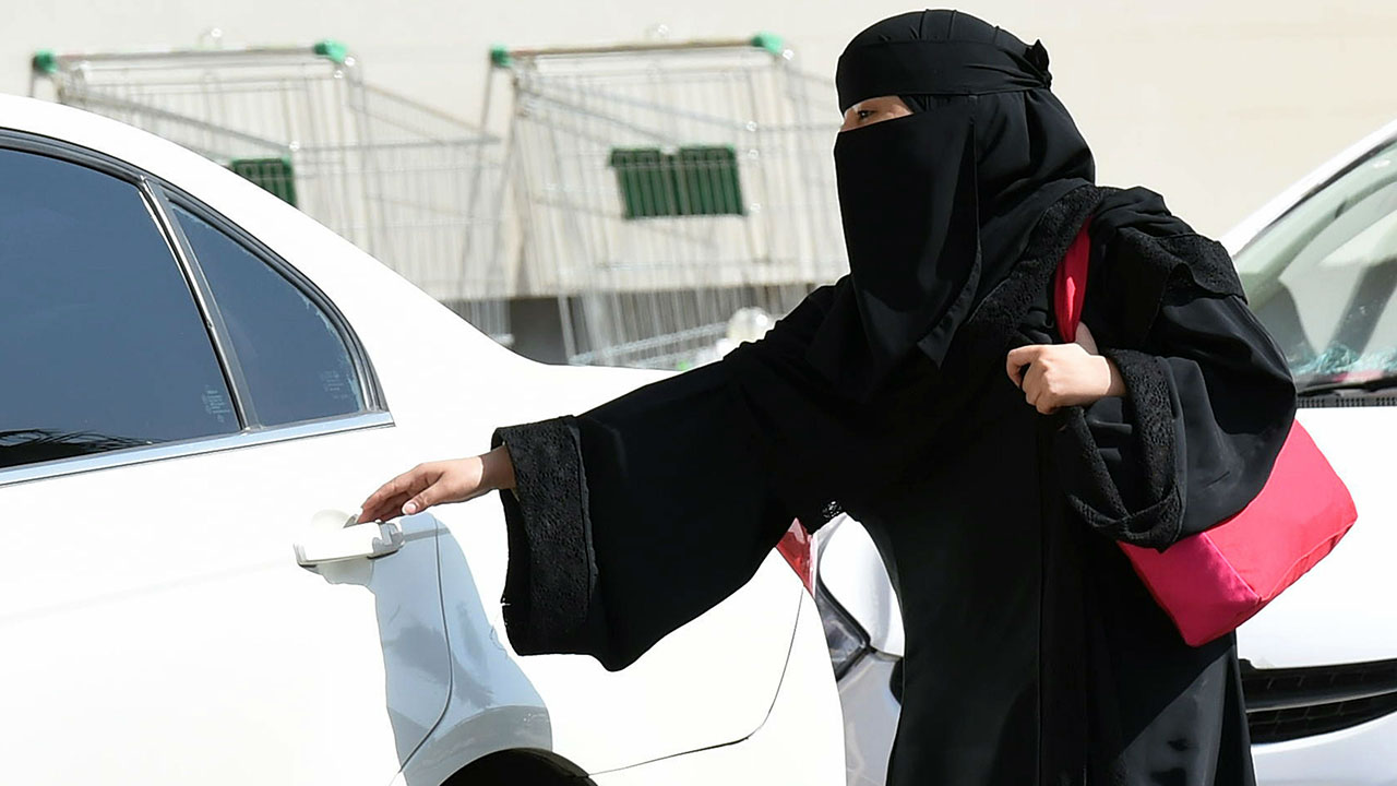 El rey Salman, emitió un decreto donde levanta la prohibición de obtener un permiso para utilizar vehículos en el marco de cambios para el país