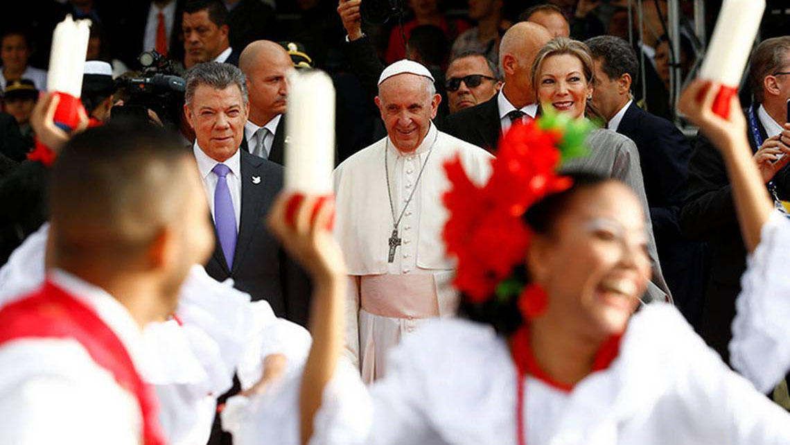 El sumo pontífice realizó su último recorrido por la ciudad en camino al aeropuerto para viajar a Cartagena de Indias, donde terminará su visita apostólica al país