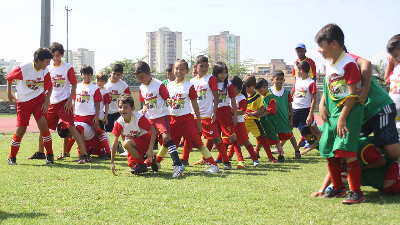 El equipo aurirrojo organizó actividades para 55 niños y adolescentes en el esatdio Hermanos Ghersi de Maracay