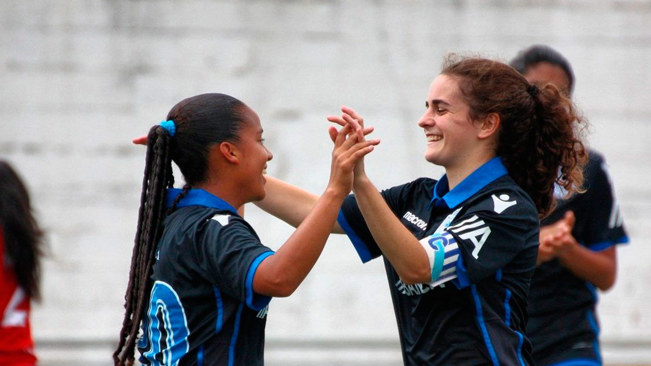 Lourdes "La Kika" Moreno y Gabriela García hacen de las suyas en el fútbol de ese país con su equipo, La Coruña