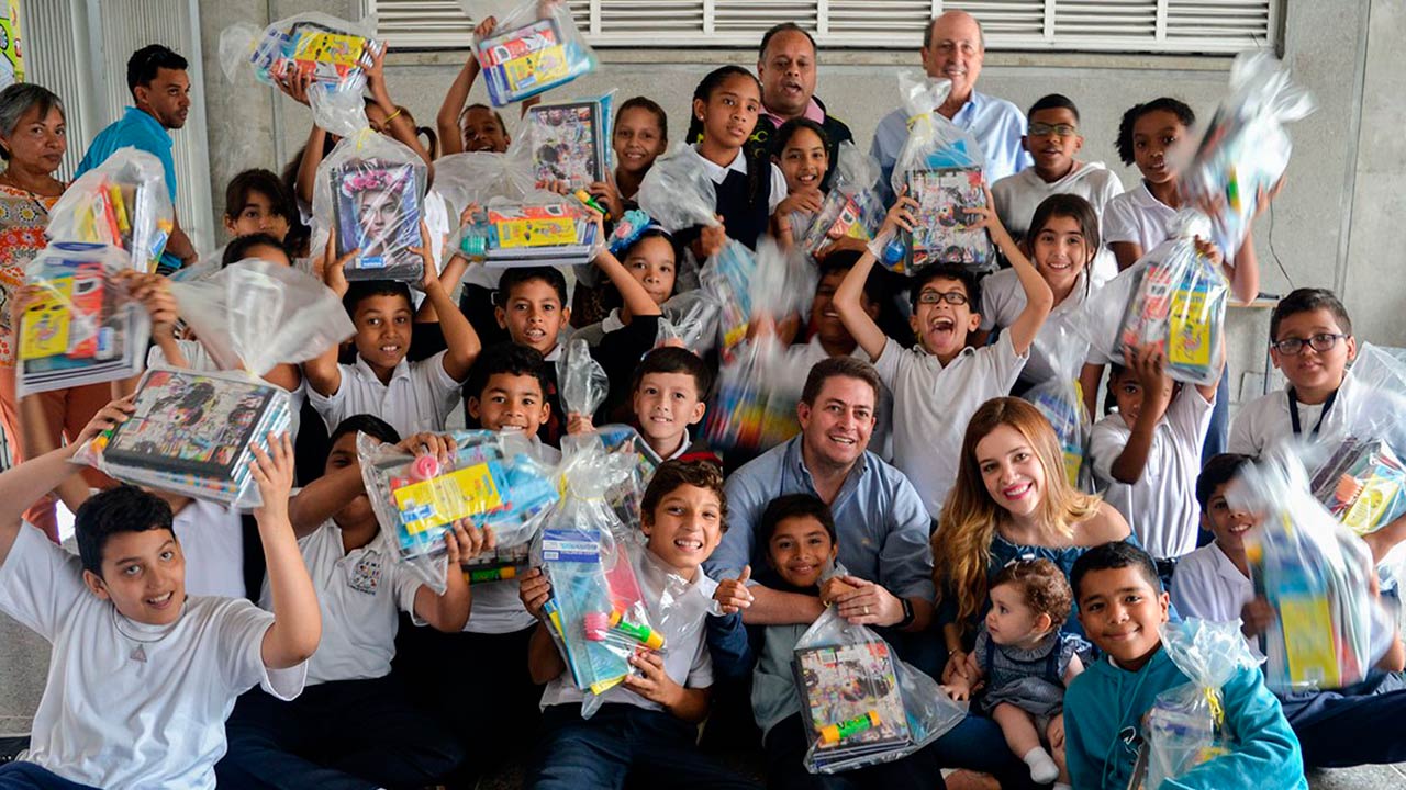 El alcalde Gustavo Duque lideró al acto de dotación a diversas escuelas del municipio mirandino