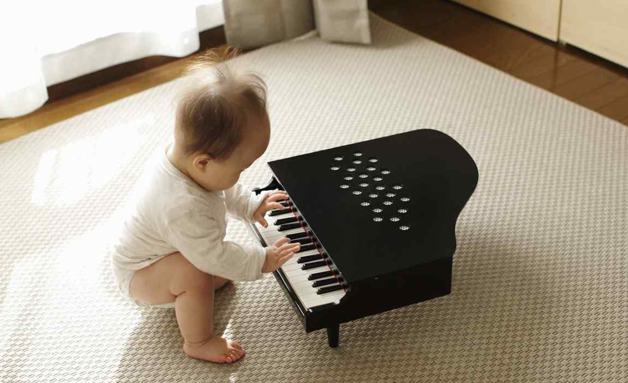 Vivian Frei sube a su bebé tocando piano
