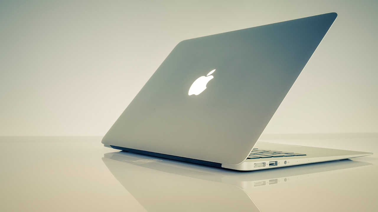 La empresa creada por Steve Jobs detalló que esto se debe a un virus que ha atacado al sistema operativo y el cual permite el acceso sin contraseña