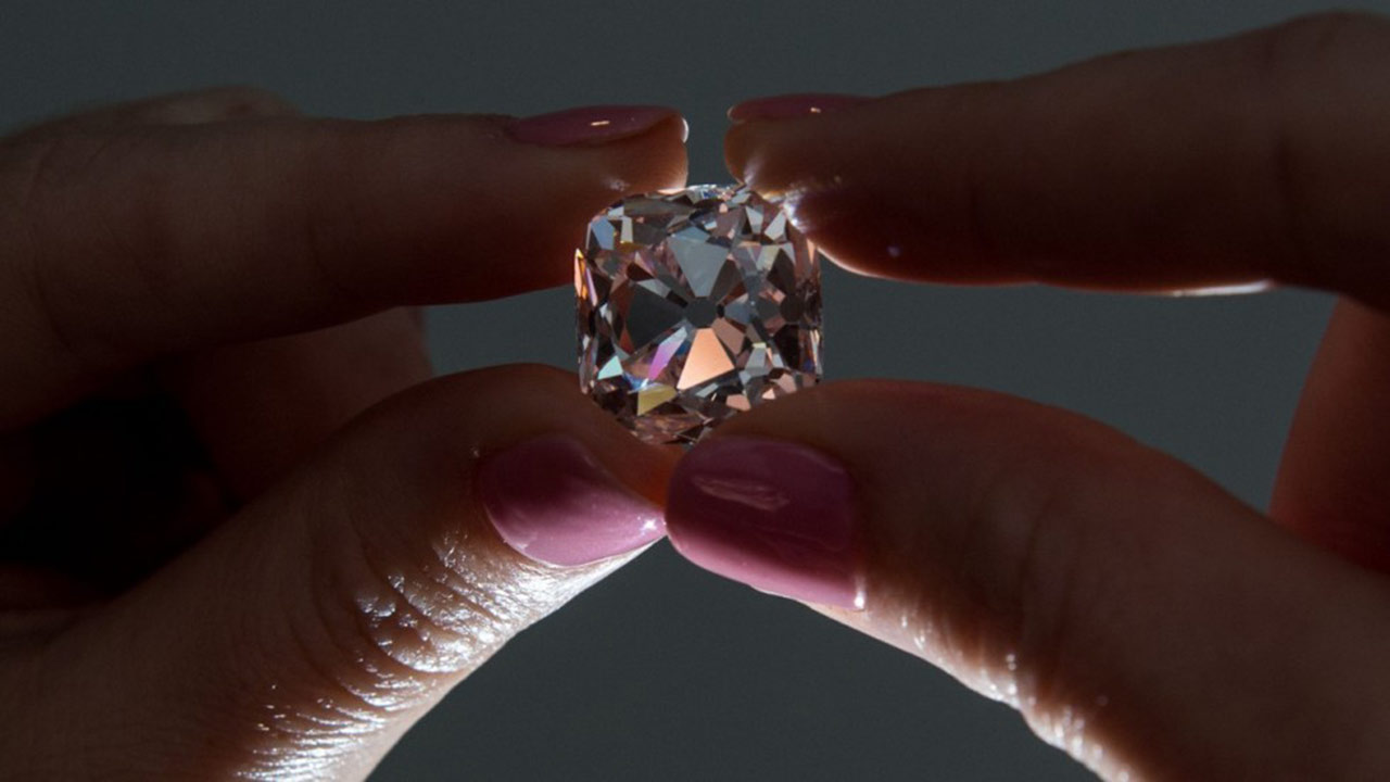 El diamante rosa de 19 quilates fue adquirido en al casa de subastas Christie´s de Ginebra, Suiza por un precio doblemente mayor al mínimo establecido