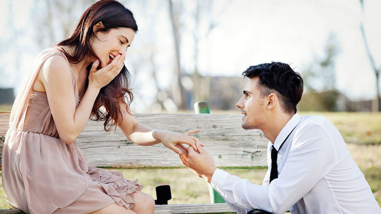 Hombre le propone a su novia en un parque de diversiones