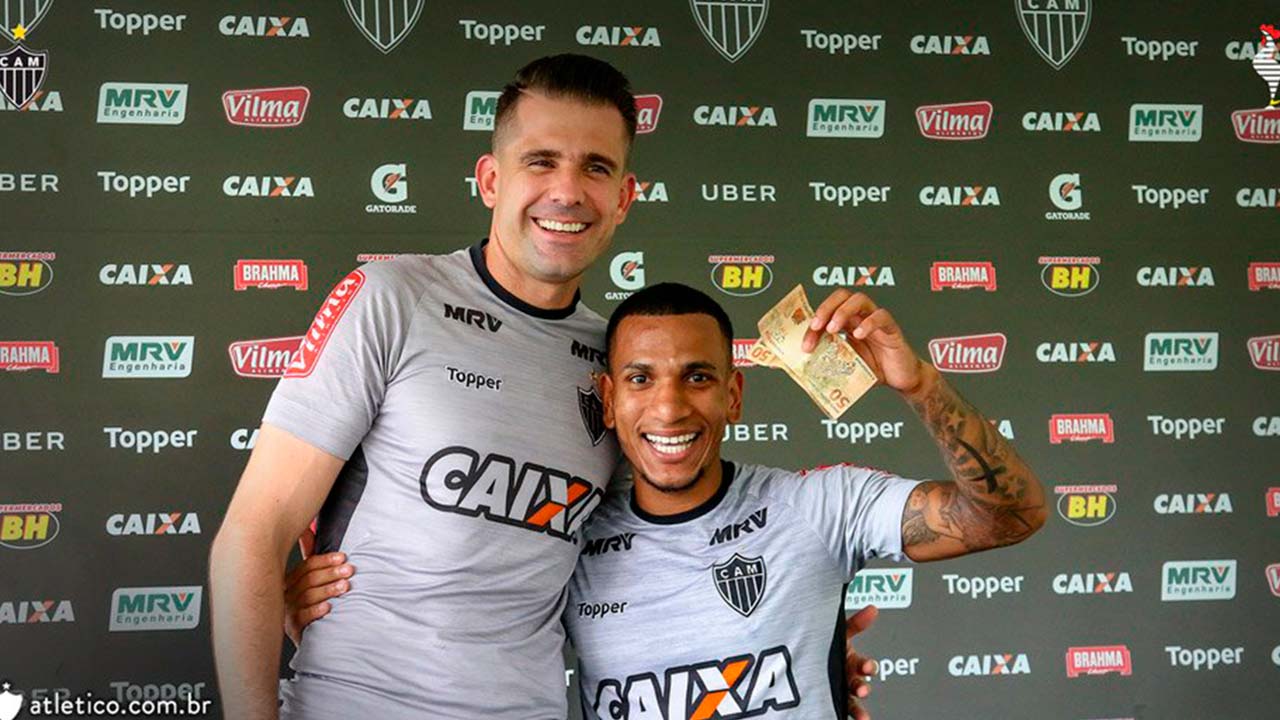 El compañero del futbolista venezolano del Atlético Mineiro, Vitor urrimpió una rueda de prensa para cancelar la apuesta que perdió