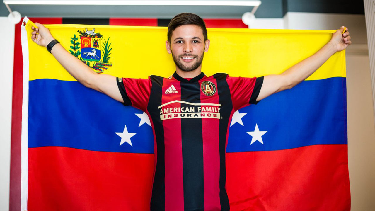 El defensor venezolano acompañará su compatriota Josef Martínez en el equipo de la Major League Soccer