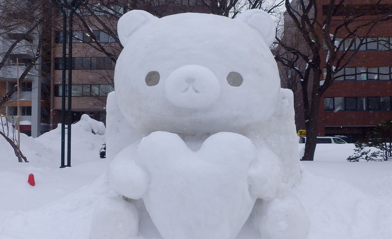 Ciudadanos japones crean escultura de nieves