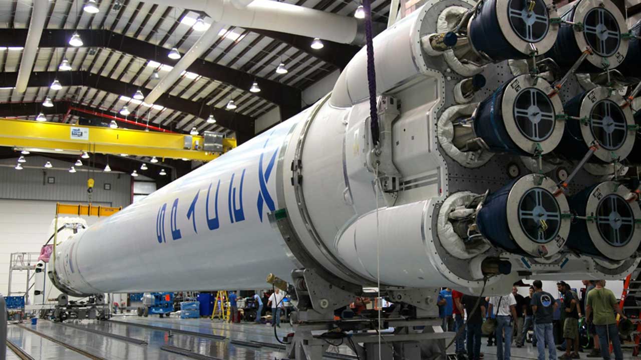La compañía de Elon Musk no tiene fecha exacta de lanzamiento del cohete aunque si se conoce parte del cargamento que llevaría