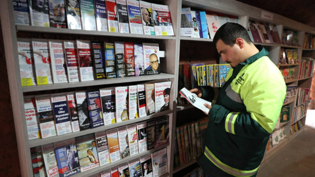 Estos empleados rescatan libros durante sus jornadas laborales y han recopilado casi 5.000 ejemplares